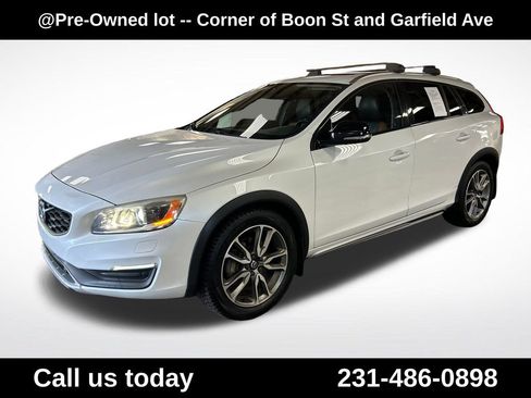Used 2016 Volvo V60 T5 Cross Country Platinum AWD/4WD image 1