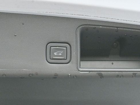 Used 2023 GMC Terrain SLT w/ Elevation Edition image 10