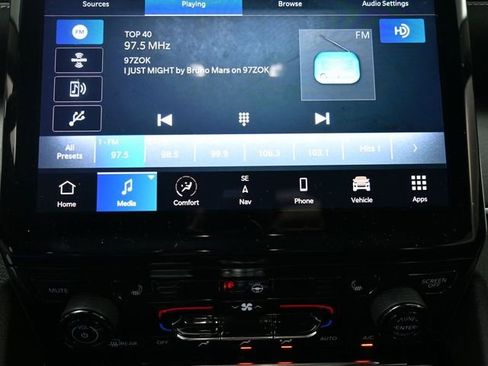 Used 2023 Jeep Grand Cherokee Limited w/ Black Appearance Package image 30