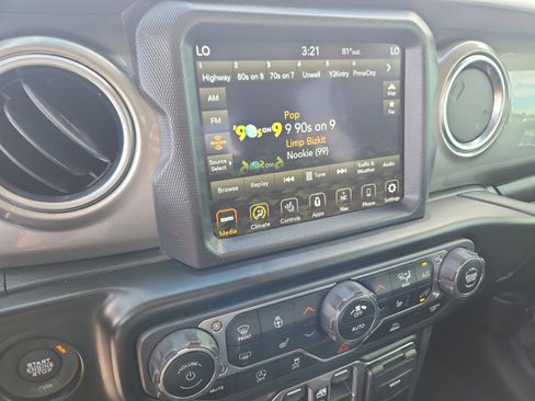 Used 2020 Jeep Gladiator Overland image 10