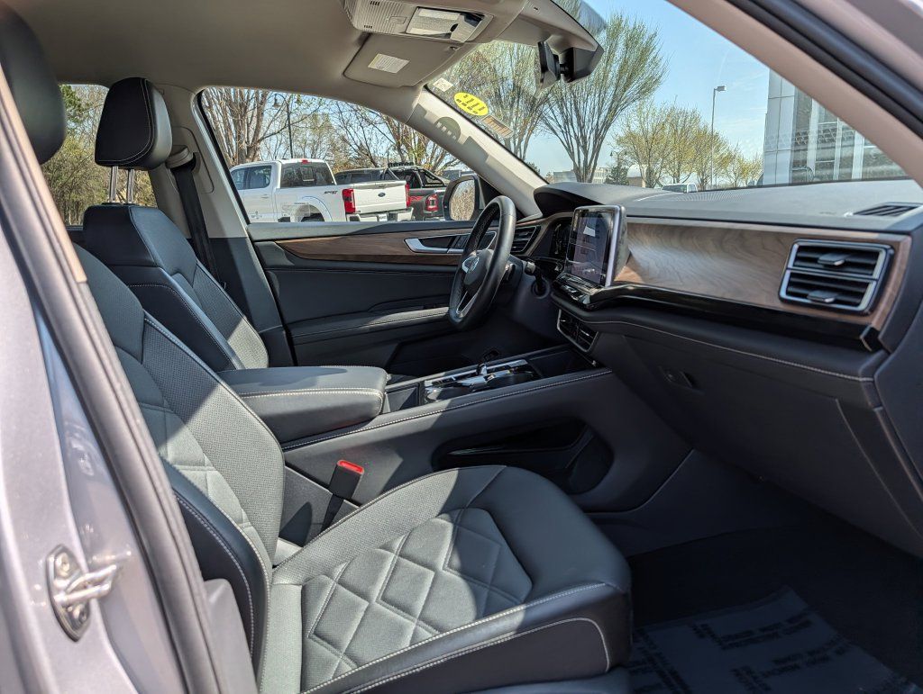 Used 2025 Volkswagen Atlas SE AWD/4WD image 19