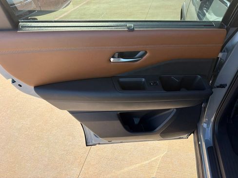 Used 2023 Nissan Pathfinder Platinum FWD image 14