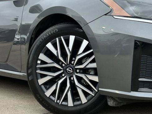 Used 2024 Nissan Altima 2.5 SV FWD image 11