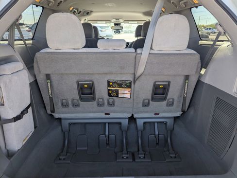 Used 2020 Toyota Sienna LE w/ Carpet Mat Package image 10