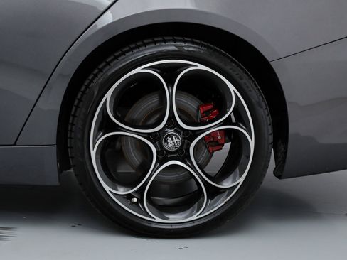 Used 2023 Alfa Romeo Giulia Veloce RWD image 21