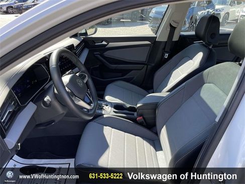 Certified 2025 Volkswagen Jetta SE w/ Sunroof Package image 11