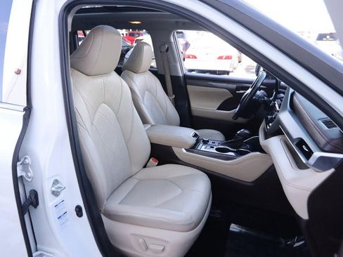 Used 2021 Toyota Highlander Platinum image 28