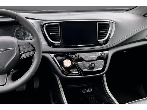 Used 2025 Chrysler Pacifica Limited FWD image 8