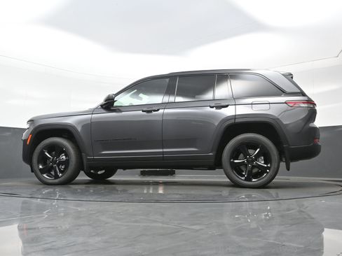 New 2025 Jeep Grand Cherokee Altitude AWD/4WD image 12