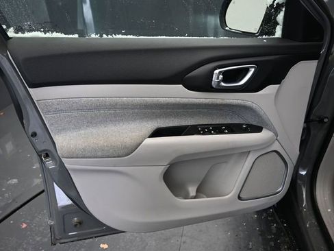 Used 2024 Jeep Compass Latitude image 18