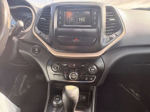 Used 2016 Jeep Cherokee Latitude w/ Comfort/Convenience Group image 25