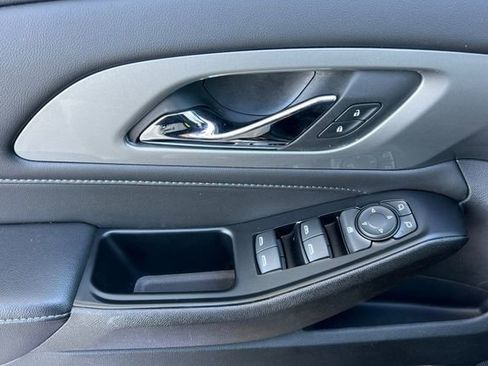 Used 2023 Chevrolet Traverse LT image 11