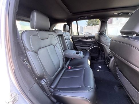 Used 2025 Jeep Grand Cherokee Limited w/ Luxury Tech Group II image 21