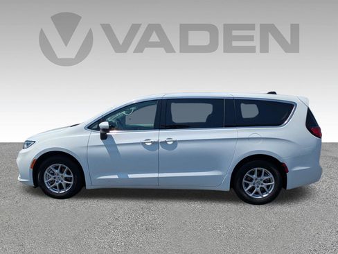 Used 2023 Chrysler Pacifica Touring-L FWD image 30