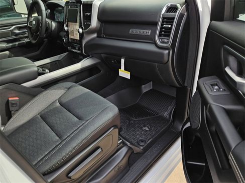 New 2026 RAM 1500 4x4 Crew Cab image 8