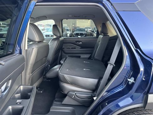 Used 2023 Nissan Pathfinder SL image 22
