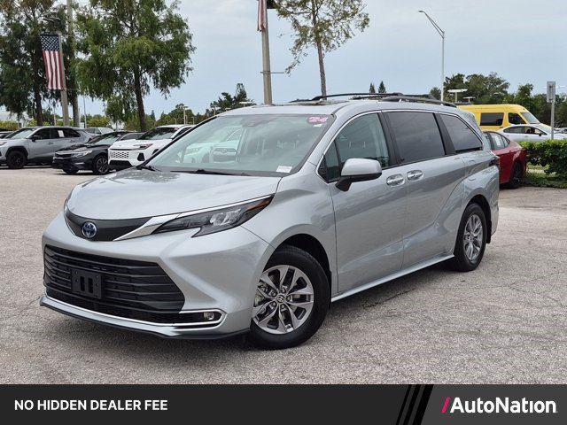 Used 2024 Toyota Sienna XLE FWD image 1