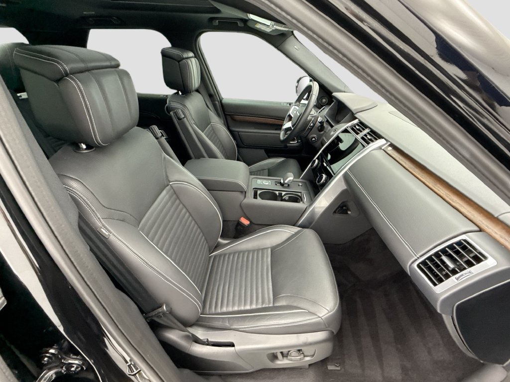 Used 2024 Land Rover Discovery Dynamic SE AWD/4WD image 19