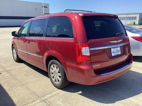 Used 2016 Chrysler Town & Country Touring FWD image 12