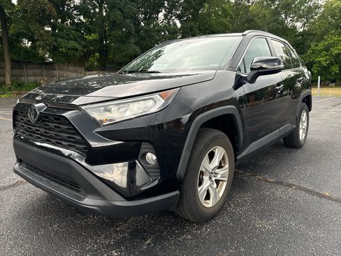 Used 2020 Toyota RAV4 XLE w/ Convenience Package FWD image 1