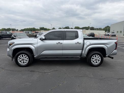 Used 2024 Toyota Tacoma SR5 AWD/4WD image 4