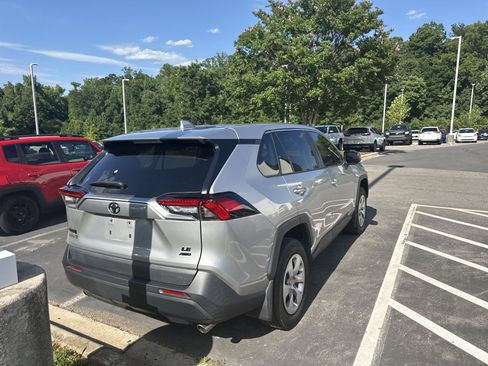 Used 2022 Toyota RAV4 LE AWD/4WD image 7