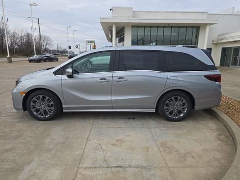New 2026 Honda Odyssey Touring image 2