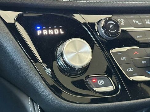 New 2025 Chrysler Pacifica Limited image 18
