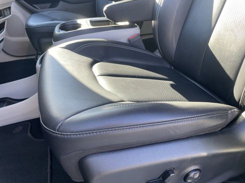 Used 2024 Chrysler Pacifica Touring-L image 18