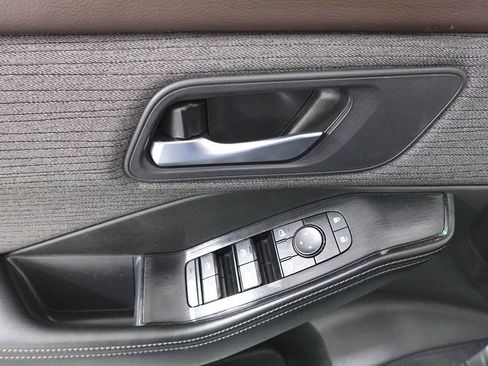 Used 2023 Nissan Rogue SV image 9