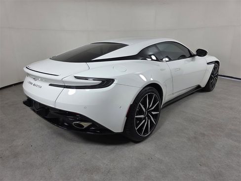 Used 2023 Aston Martin DB11 Coupe image 4