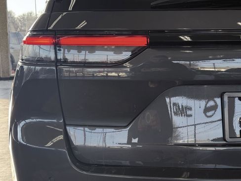 Used 2023 Jeep Grand Cherokee Laredo w/ Luxury Tech Group I image 17