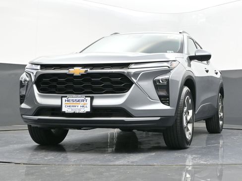 Used 2025 Chevrolet Trax LT w/ Sunroof Package image 37