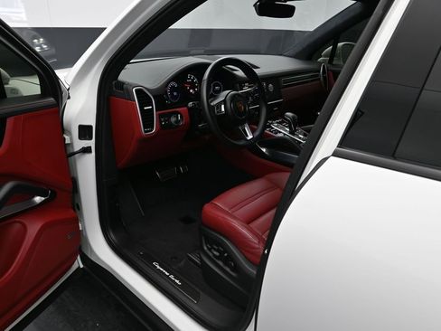 Certified 2022 Porsche Cayenne Turbo image 4