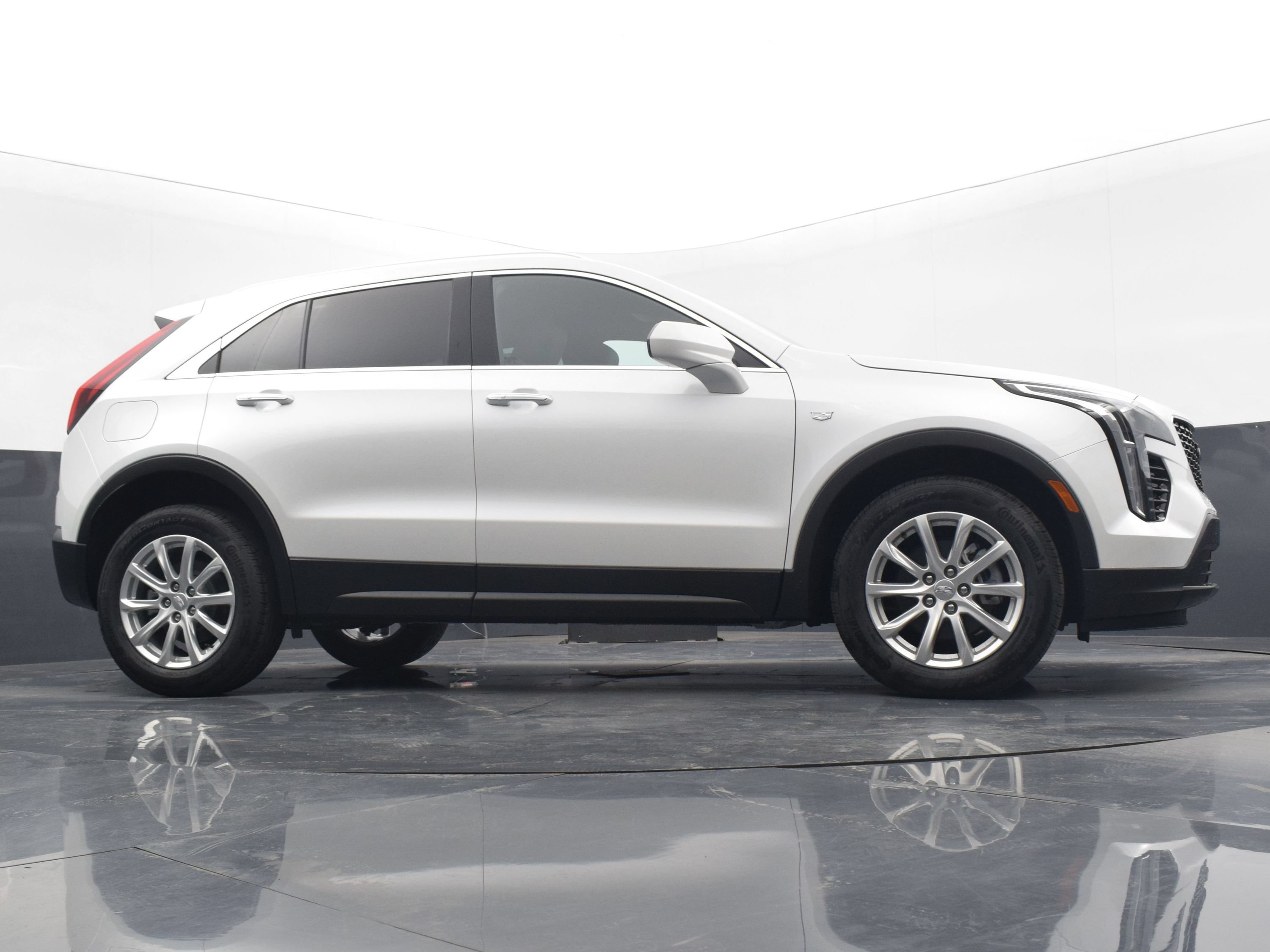 Used 2023 Cadillac XT4 Luxury w/ Cold Weather Package AWD/4WD image 20