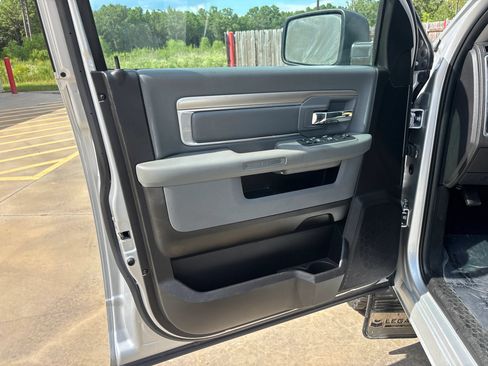 Used 2019 RAM 1500 Classic SLT AWD/4WD image 30