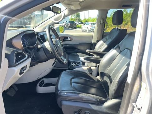 Used 2018 Chrysler Pacifica Touring-L image 4
