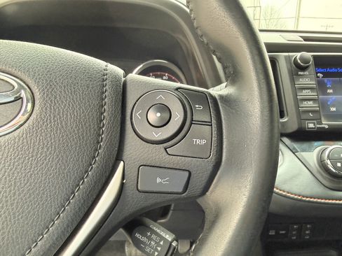 Used 2018 Toyota RAV4 SE image 22