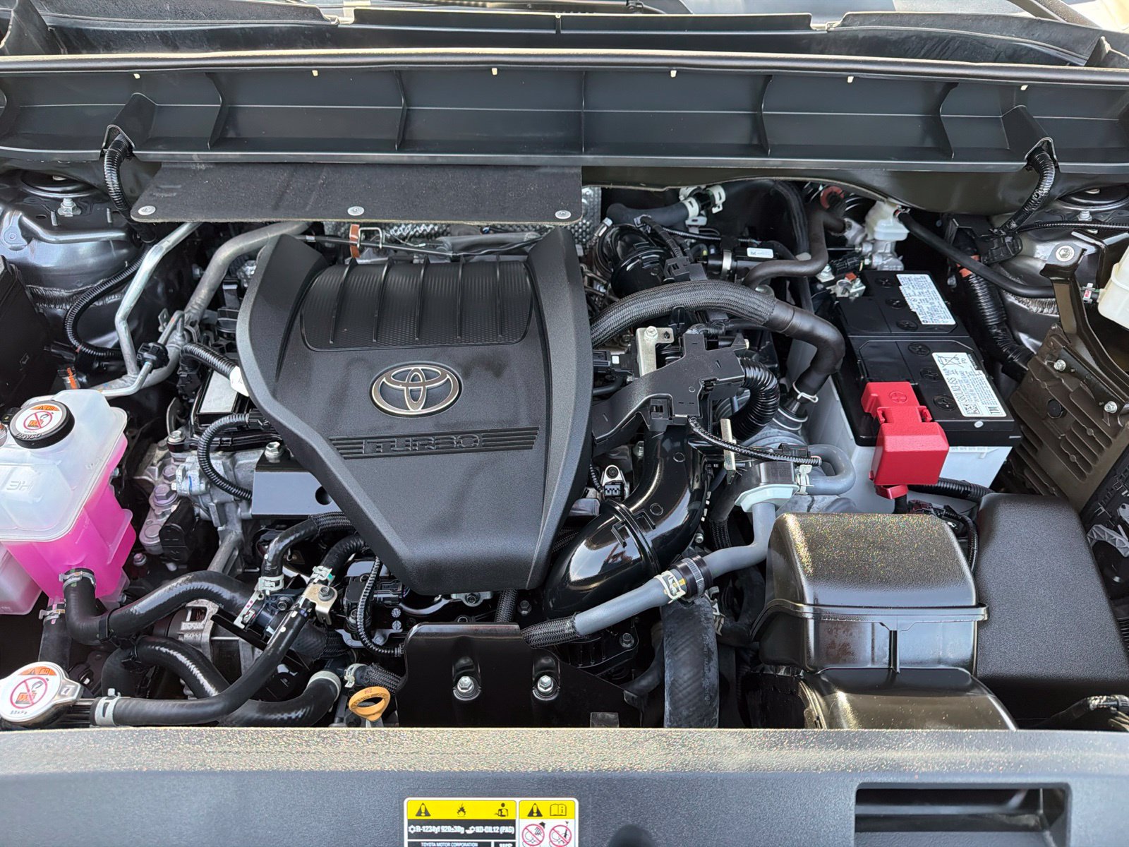 Used 2024 Toyota Highlander XLE FWD image 11