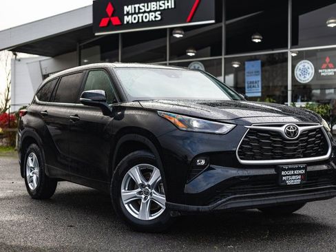 Used 2024 Toyota Highlander LE image 1