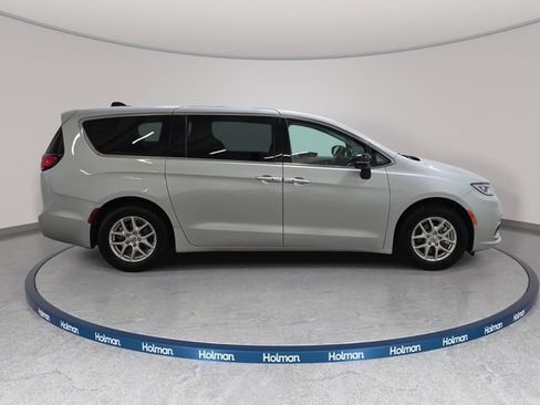 Used 2024 Chrysler Pacifica Touring-L FWD image 5