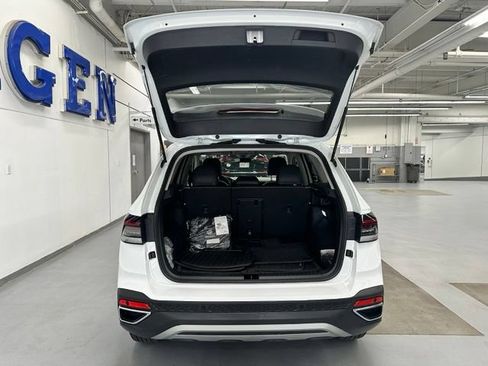 New 2025 Volkswagen Taos SE w/ Panoramic Sunroof Package AWD/4WD image 15