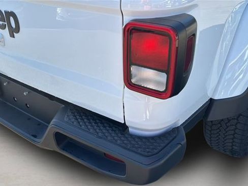 Used 2025 Jeep Gladiator Nighthawk image 33