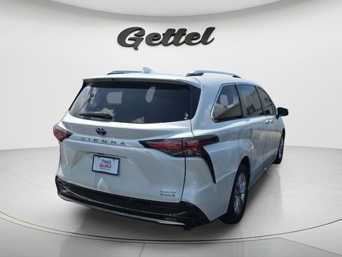 Used 2023 Toyota Sienna Limited FWD image 3