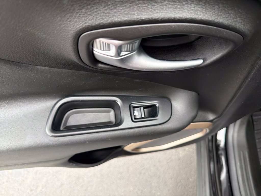 Used 2015 Jeep Renegade Limited AWD/4WD image 29