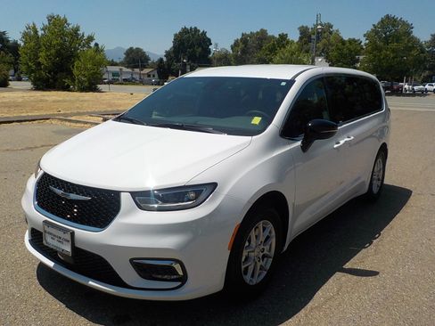 New 2025 Chrysler Pacifica Select image 1