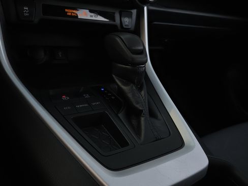 Used 2022 Toyota RAV4 XLE image 18