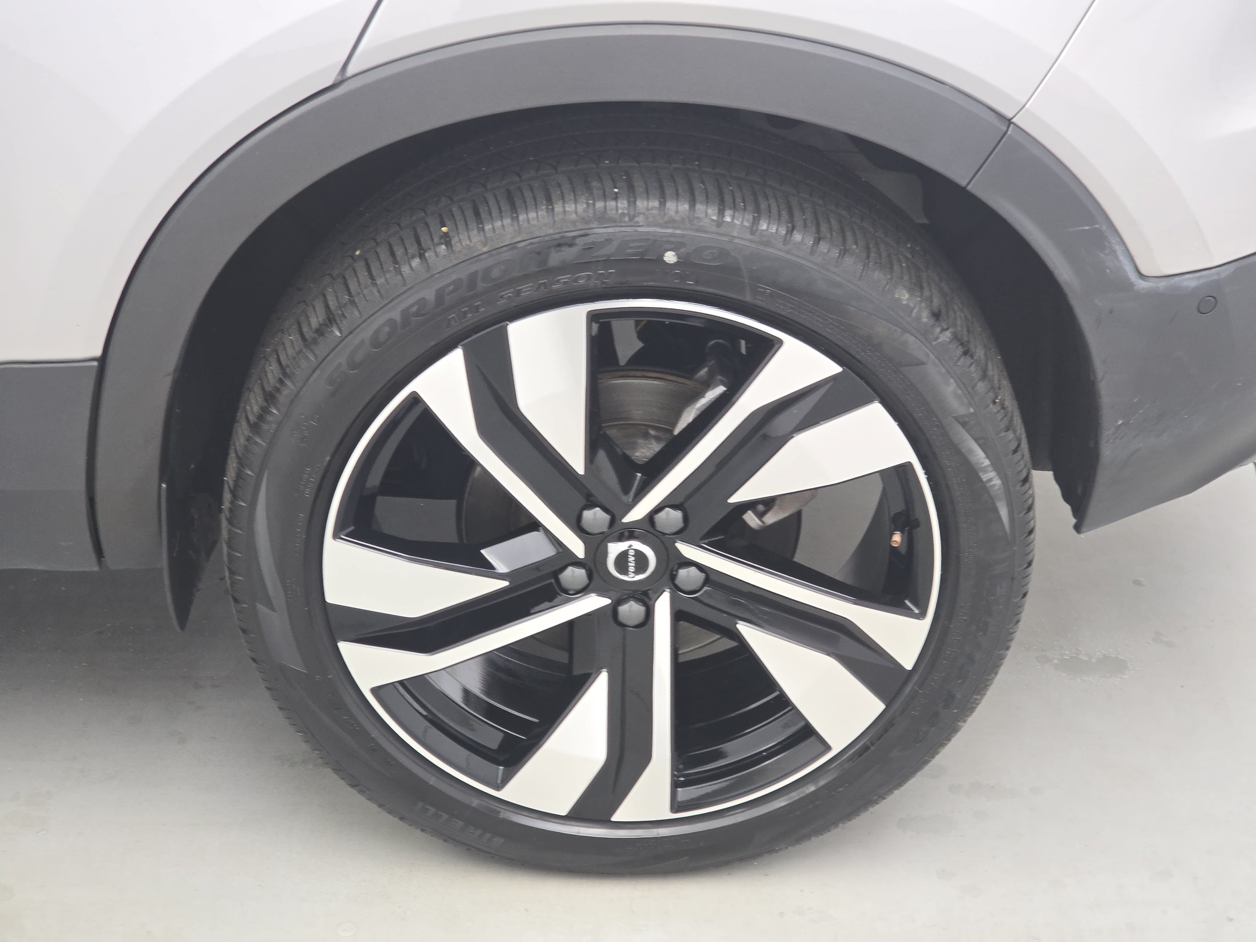 Used 2025 Volvo XC40 B5 Plus AWD/4WD image 33