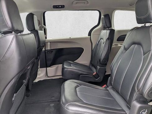 Used 2024 Chrysler Pacifica Touring-L image 27