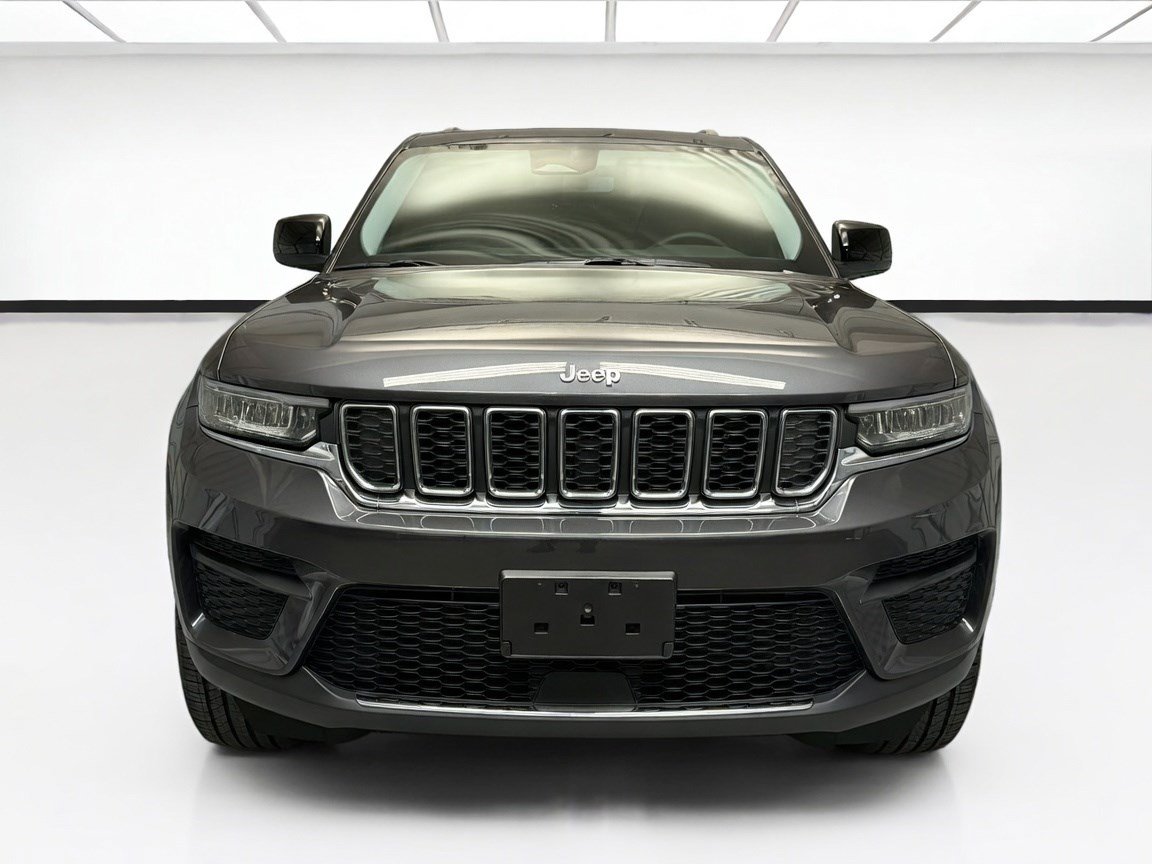 Used 2023 Jeep Grand Cherokee Laredo AWD/4WD image 2